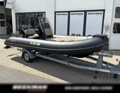 zwarte rib-boot op trailer bij showroom