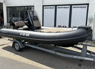 zwarte rib-boot op trailer bij showroom