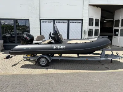 zwarte rubberboot (RIB) op trailer bij gebouw