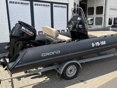 zwarte ribboot op aanhanger bij gebouw