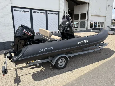 zwarte RIB op trailer bij bedrijfsgebouw