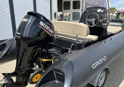 rubberboot met console en buitenboordmotor