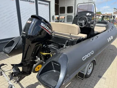 RIB-boot op trailer met buitenboordmotor