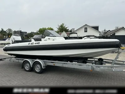 motorboot op trailer buiten bij huizen