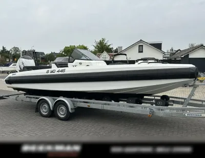 consoleboot op trailer in buitenomgeving