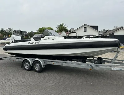 motorboot op trailer op parkeerplaats