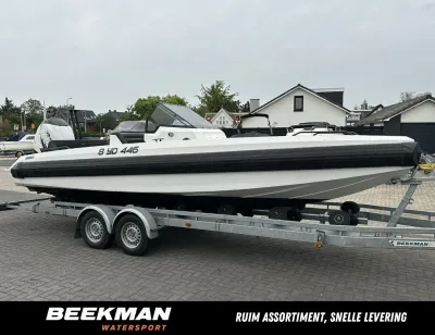 Snelboot op trailer naast huizen