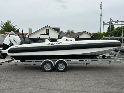 motorboot op trailer bij huizen
