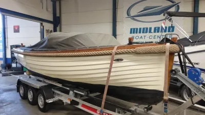 sloep binnen op trailer