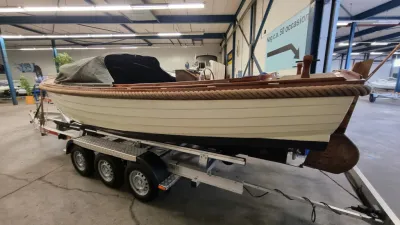 sloep op trailer in loods
