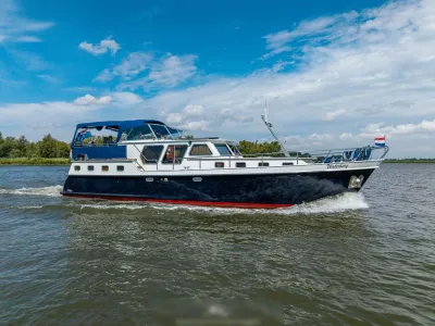 motorjacht op het water