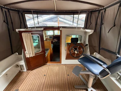 cockpit en kajuit ingang met teak vloer