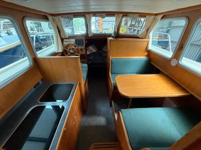 kajuitinterieur met kombuis en dinette
