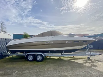 motorboot op trailer buitenopslag