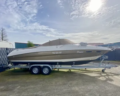 motorboot op trailer buitenopslag