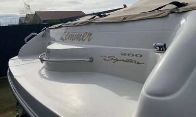achterzijde van een witte motorboot
