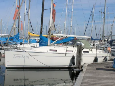 zeiljacht aangemeerd in jachthaven