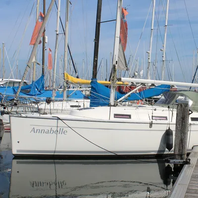 zeiljacht aangemeerd in jachthaven