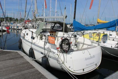 zeiljacht aangemeerd in jachthaven