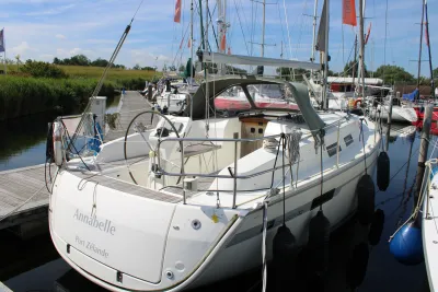 zeiljacht aangemeerd in jachthaven