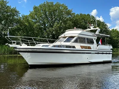 wit motorjacht op binnenwater