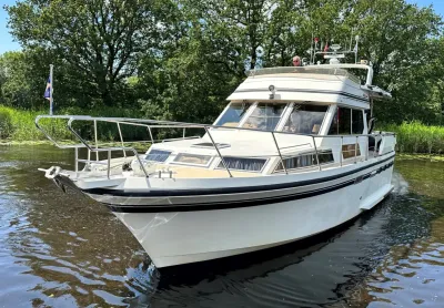 witte motorboot op rivier bij bomen