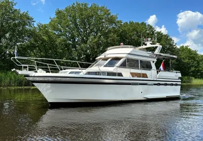 wit motorjacht op binnenwater