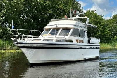 wit motorjacht op rustige rivier