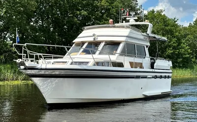 motorjacht op rustig water