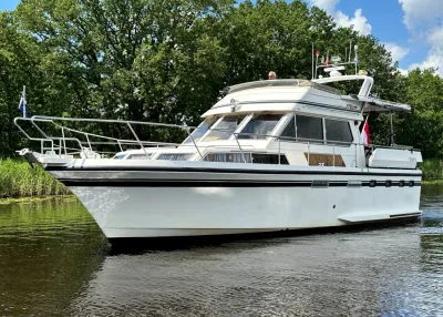 motorjacht op rustige rivier
