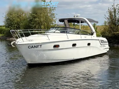 witte motorboot op rustige rivier