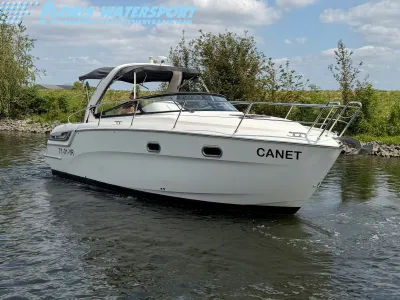 motorboot op water bij groene oever