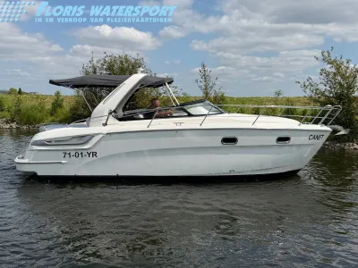 motorboot zijaanzicht op het water