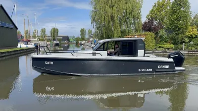 motorboot op kanaal bij jachthaven