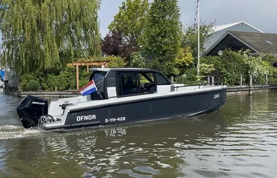 boot op kanaal bij woonboten