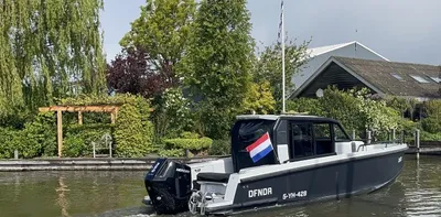 motorboot op kanaal bij huizen en bomen