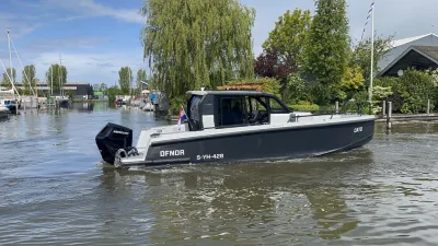 motorboot op kanaal bij jachthaven