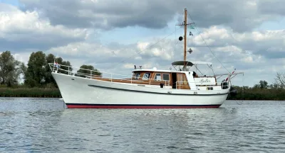 motorjacht op rustig water