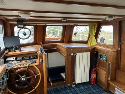 kajuit stuurhut met houten interieur