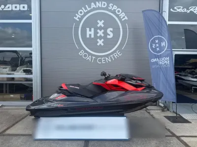 waterscooter op display voor bootcentrum