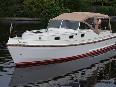 wit motorjacht met cabine op water