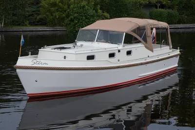 wit motorjacht met cabine op water