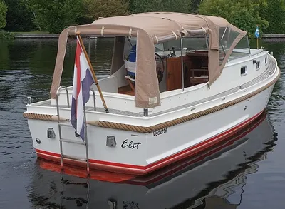 motorboot met kap op rustig water