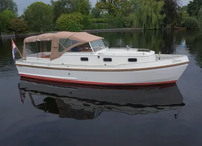motorjacht op water met biminikap