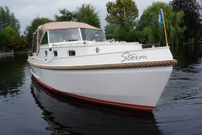 witte motorboot op rustig water