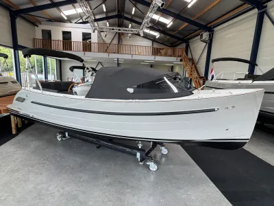 dagboot in binnenshowroom met kap