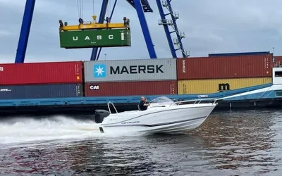 motorboot op water bij containerkade