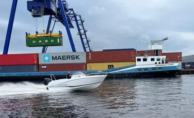 motorboot bij containerterminal