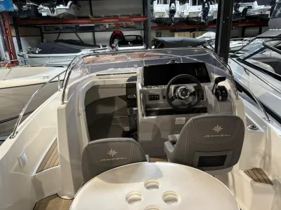 cockpit en stuurconsole van motorboot