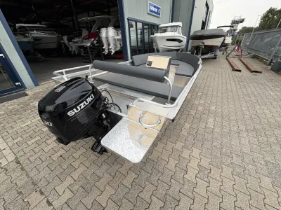 open aluminium boot buiten bij showroom